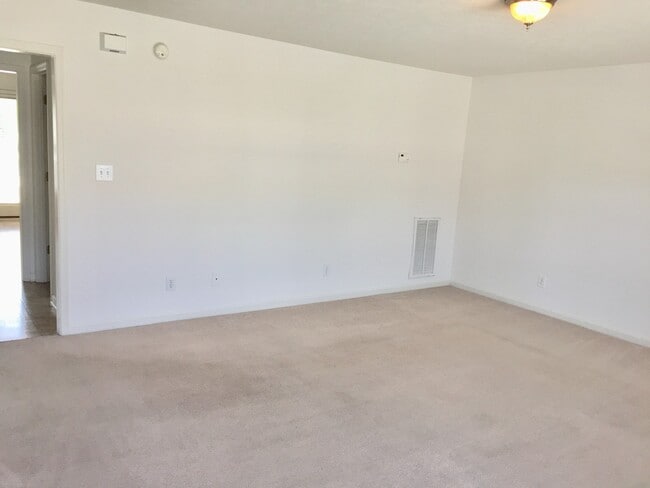Building Photo - 4 Bedroom 3.5 Bath end unit- Available Aug...
