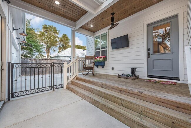 Building Photo - 127 5th St