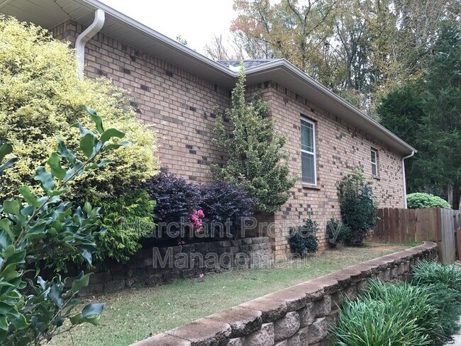 Building Photo - 500 Airdale Ln