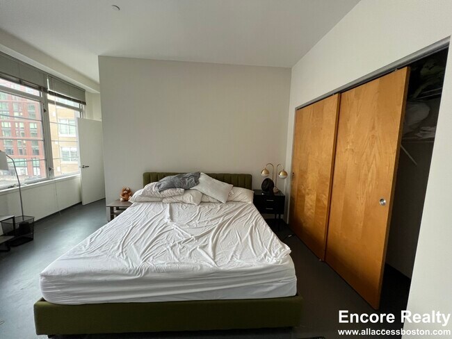 Building Photo - 160 E Berkeley St