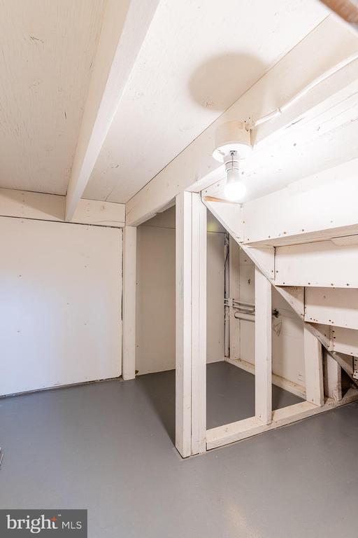 Building Photo - 8708 Village Square Dr