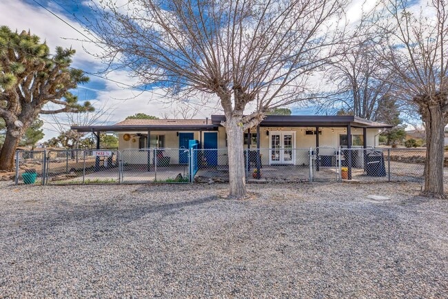 Building Photo - 7432 Dumosa Ave