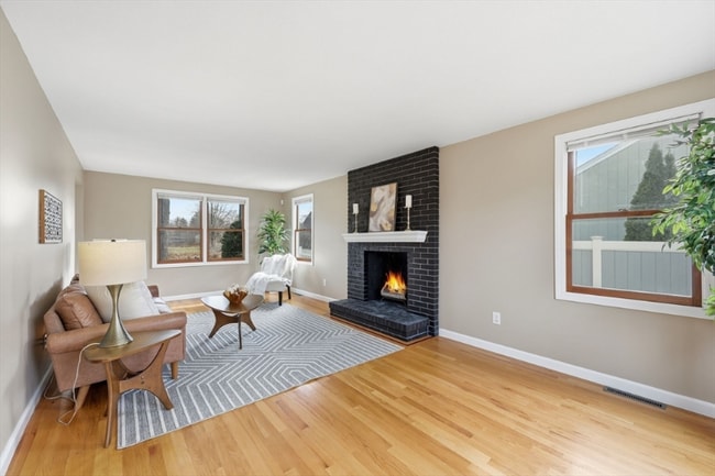 Building Photo - 10 Woodcrest Rd