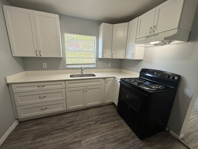 Building Photo - 3/2 Tampa Move In Ready !