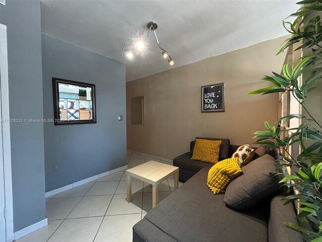 Building Photo - 2899 Collins Ave