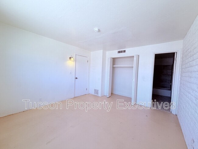 Building Photo - 319 E Blacklidge Dr
