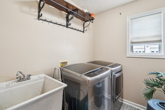 Building Photo - 754 McClain Dr