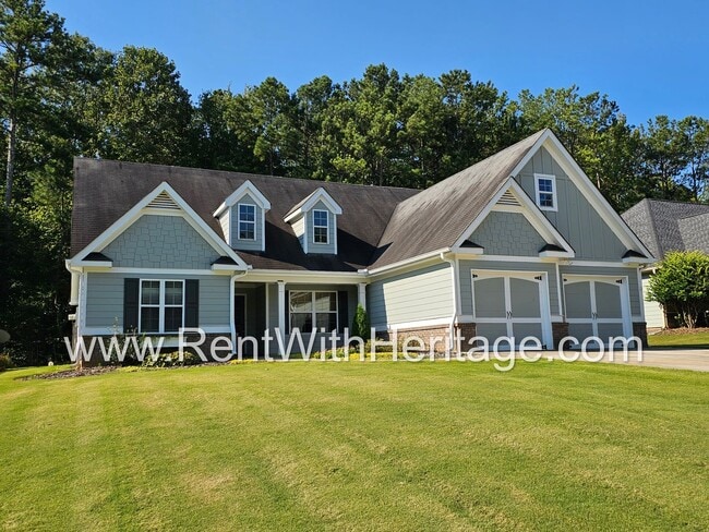 Building Photo - Amazing 4 Bedroom/ 3 Bath Home / Attention...