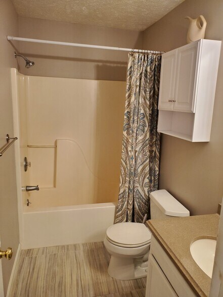 2nd Floor Bathroom - 135 Westbrooke Ln