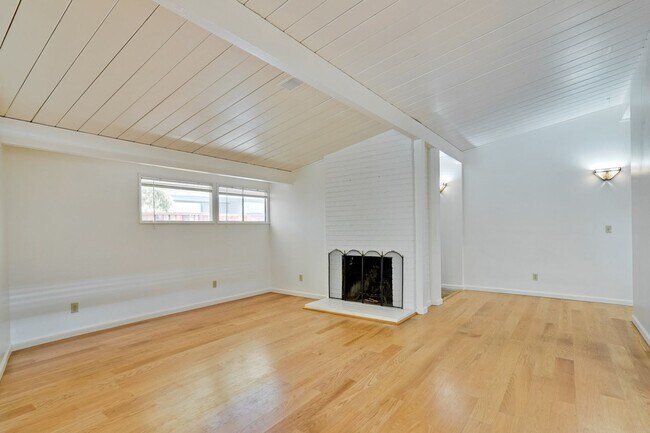 Building Photo - Spacious 4 Bed 3 Bath Home in Highly Desir...