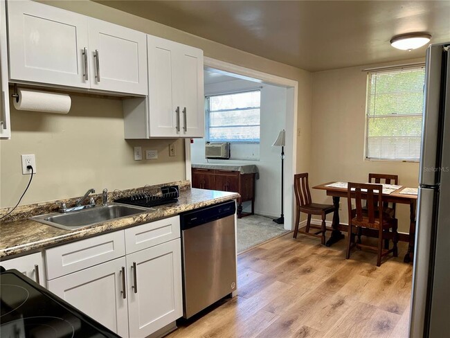 Building Photo - 108 W Comanche Ave