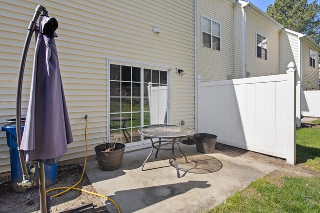 Building Photo - North Raleigh Townhouse with One Car Garage