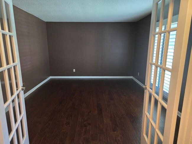 Building Photo - Spacious 4 bedroom, 2.5 bath home for lease.