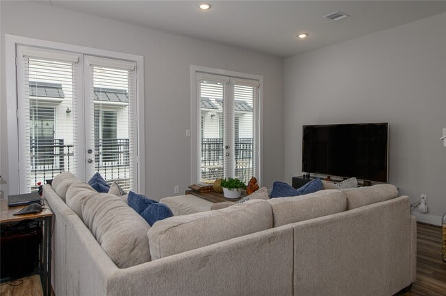 Building Photo - 1274 N Post Oak Rd