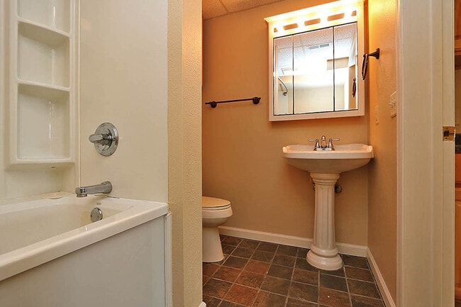 Building Photo - 4 Bedroom House Close to Campus