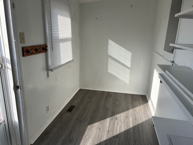 Building Photo - 2 Bedroom / 1 Bath Home Kingsport TN