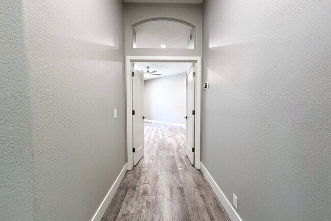 Building Photo - 3Bed/2.5 Ba House in Gated Community in No...