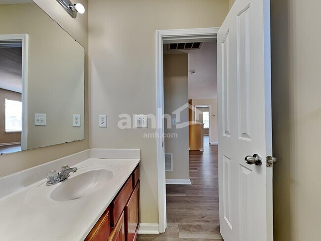 Building Photo - 533 Wrayhill Dr