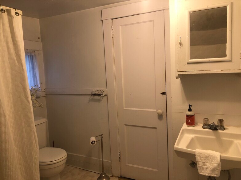 Bathroom 2 view 2 - 210 Delaware Ave