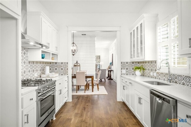 Building Photo - 653 Center Green