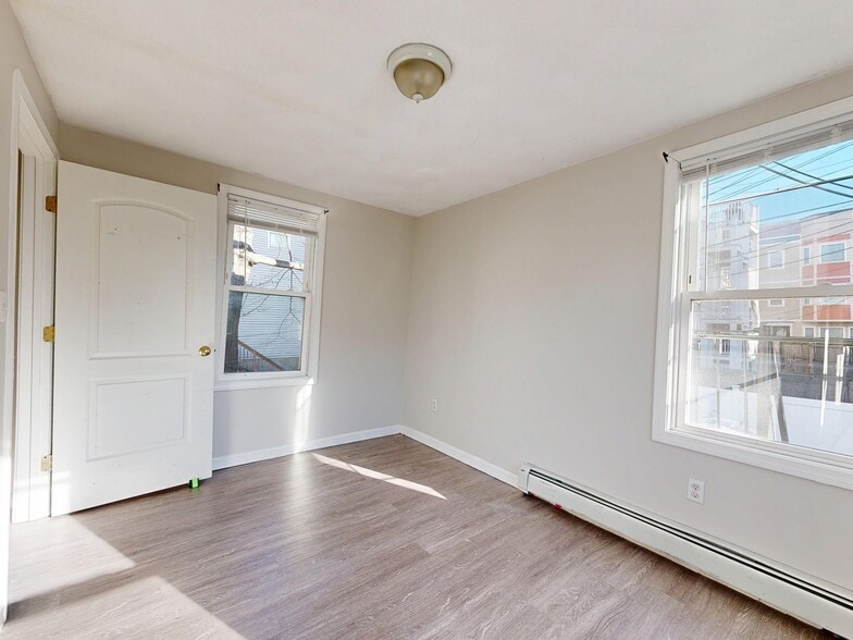 Building Photo - 329 Paris St