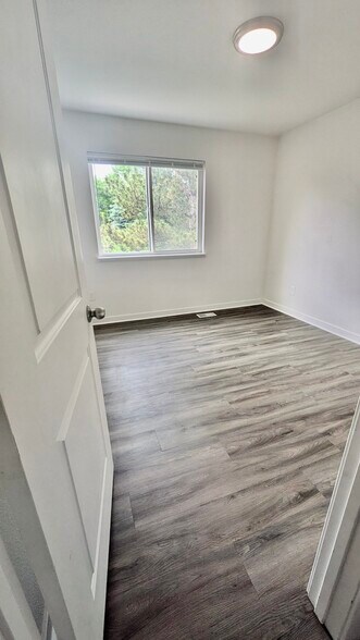 Building Photo - 2929 Ross Dr S74