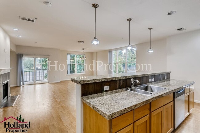 Building Photo - Wonderful 3 Story Condo in Hillsboro!