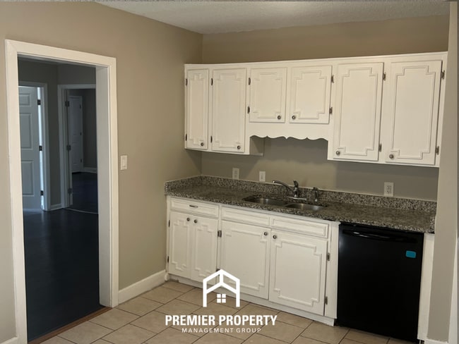 Building Photo - Spacious 4BR/2BA Decatur Home | Hardwood Floors & Expansive Fenced Yard
