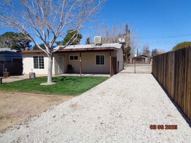 Building Photo - Adorable 2 Bedroom 1 Bath in the heart of Quartz Hill