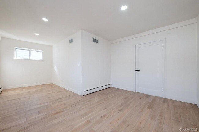 Building Photo - 482 Harbor Dr