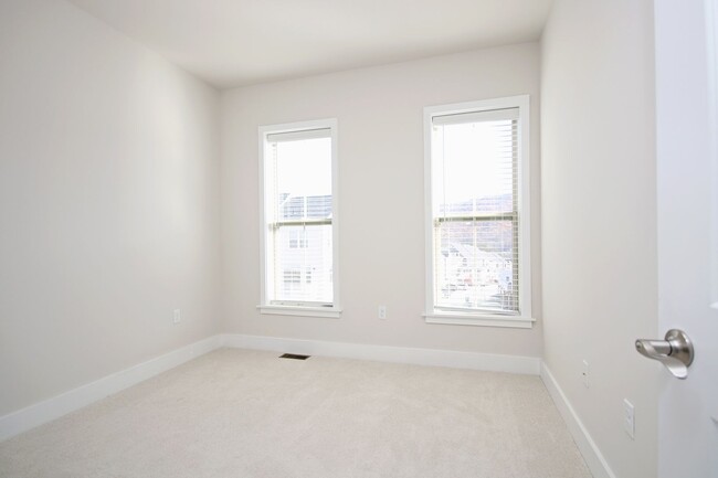 Building Photo - Beautiful Light-Filled Avinity Townhome