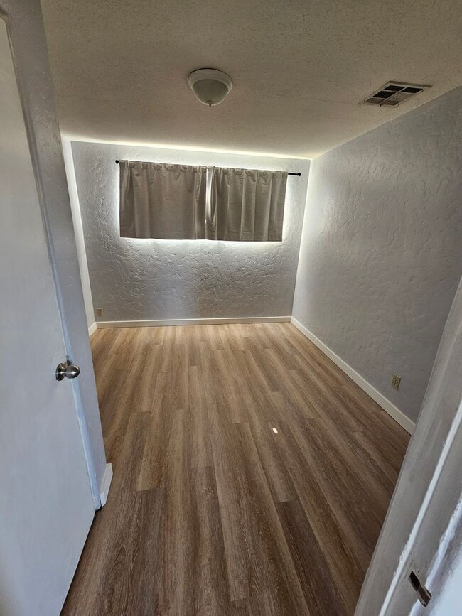 Building Photo - 1 BR 1 BATH FULL REMODEL UPPER UNIT FREE RENT OAC