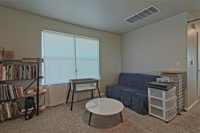 Building Photo - 513 Shiner Ln