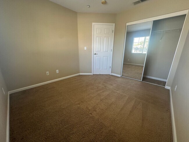 Building Photo - Gorgeous 3 Bed, 2 Bath in Gated Community in Brentwood