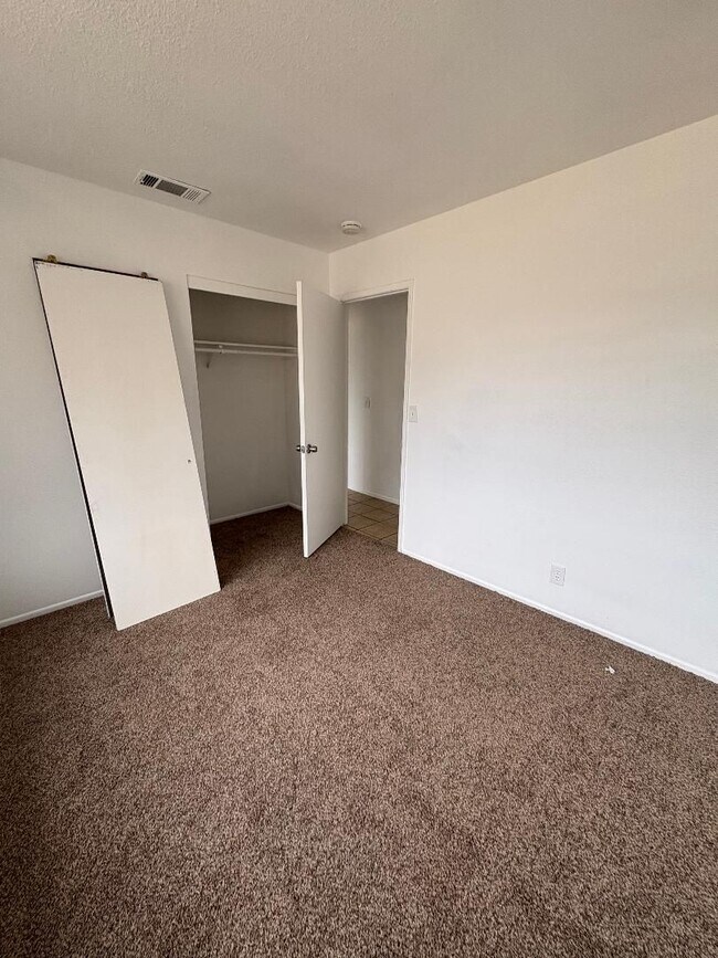 Building Photo - 4 BEDROOM 2 BATH HOUSE FOR RENT IN HEMET CA
