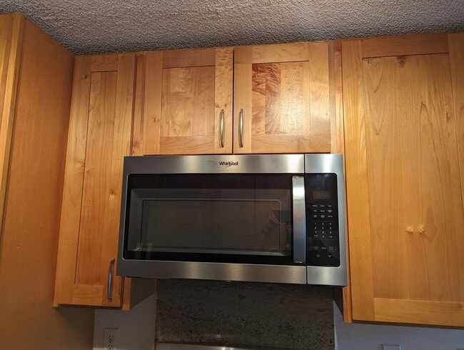 Building Photo - Charming 2-Bedroom Townhouse at Haiku Poin...