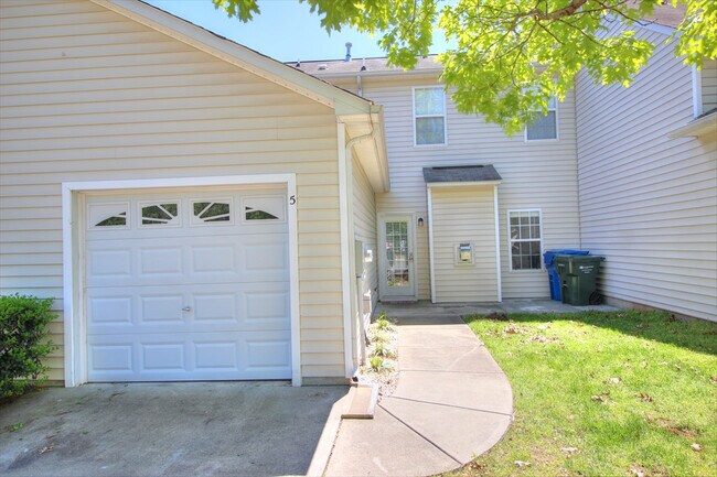 Building Photo - Nice 3 bedroom townhouse in SW Durham!