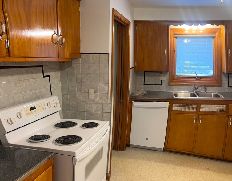 Building Photo - 6564 Oakwood Dr