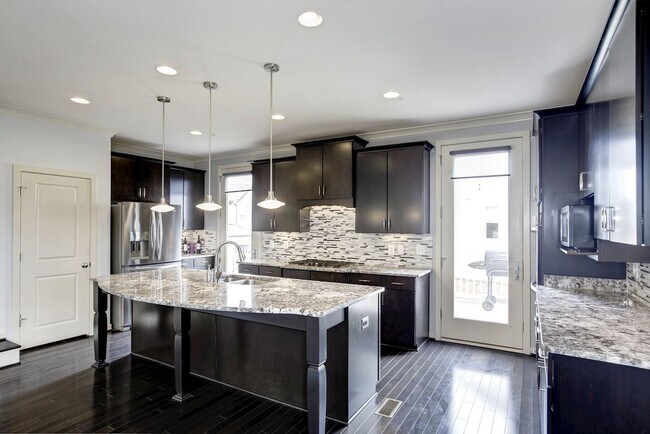 Building Photo - 3 Bed 4.5 Bath - Silver Spring Townhouse i...