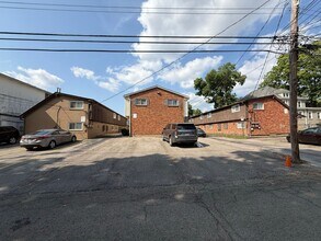 Building Photo - 105 W Northwood Ave