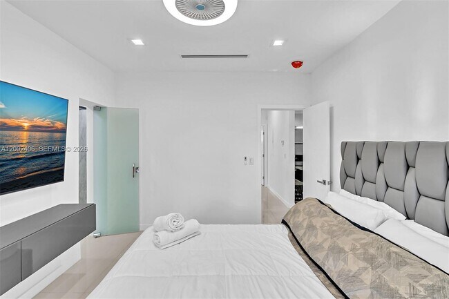 Building Photo - 1002 10th St