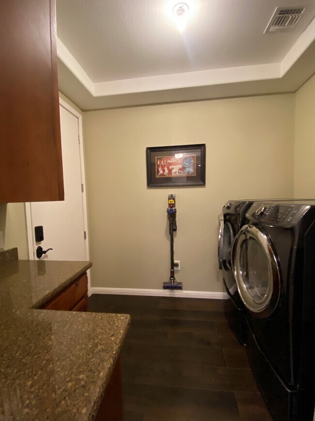 Building Photo - 826 Hemlock Ave