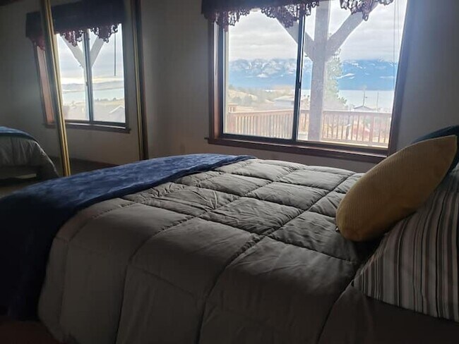 Building Photo - Log Home with close public lake access - A...