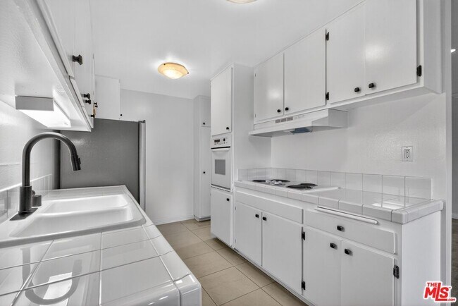 Building Photo - 5900 Canterbury Dr