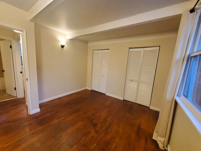 Building Photo - Apartment Availabile, near Children's Hospital and University of Washington
