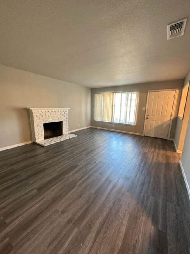 Building Photo - Desirable 3 bedroom 2 bath home