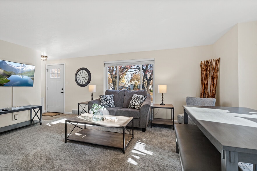 Building Photo - 1222 S Oneida St