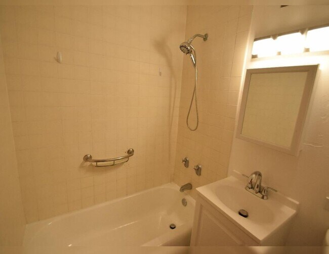 Building Photo - Queen Emma Gardens – 1-Bedroom Apartment f...