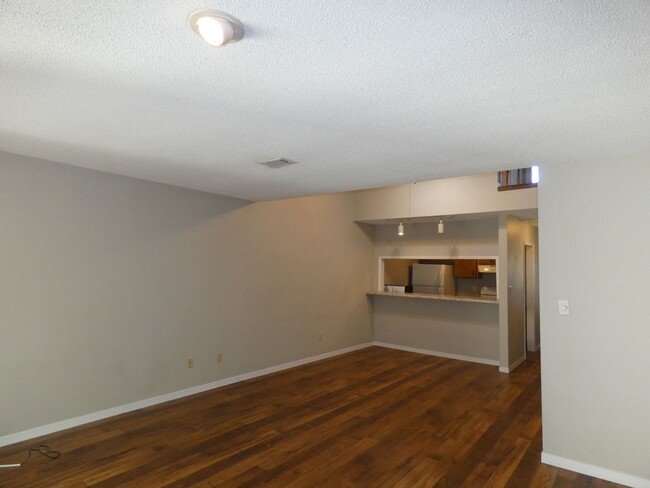 Building Photo - Nice Townhome - Wood Floors