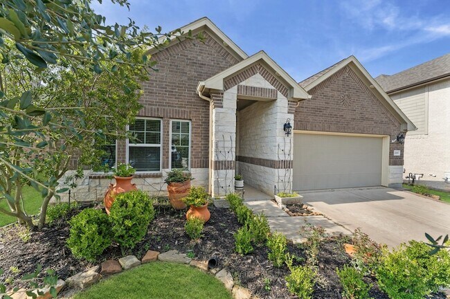 Building Photo - 2185 Woodland Pine Dr